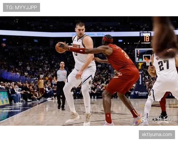 恩比德背打对位约基奇 拉开内线进攻效率差距